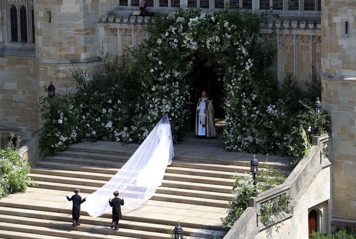 Meghan Markle diện váy cưới Givenchy trong đám cưới Hoàng gia - Ảnh 4.