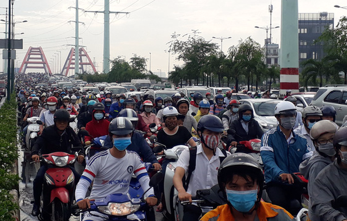 TP.HCM kẹt cứng nhiều tuyến đường ngày đầu đi làm sau nghỉ lễ - Ảnh 3. TP.HCM kẹt cứng nhiều tuyến đường ngày đầu đi làm sau nghỉ lễ - Ảnh 3.