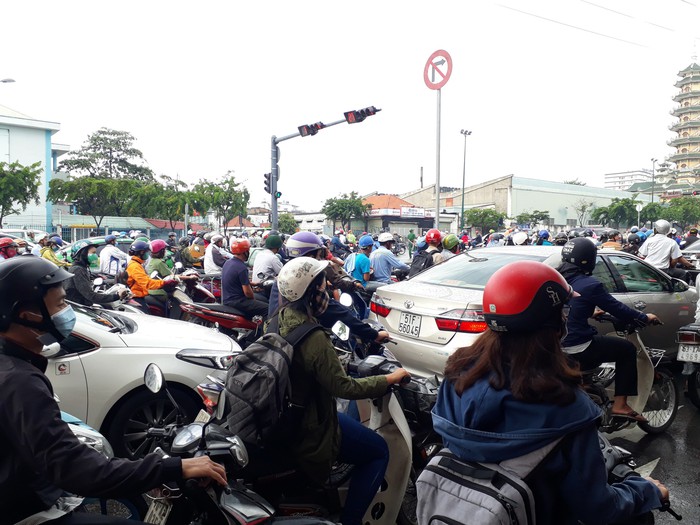 TP.HCM kẹt cứng nhiều tuyến đường ngày đầu đi làm sau nghỉ lễ - Ảnh 1. TP.HCM kẹt cứng nhiều tuyến đường ngày đầu đi làm sau nghỉ lễ - Ảnh 1.
