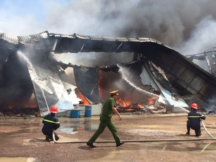 Cháy lớn tại công ty sản xuất đệm mút, chiết gas ở Bình Định - Ảnh 2.