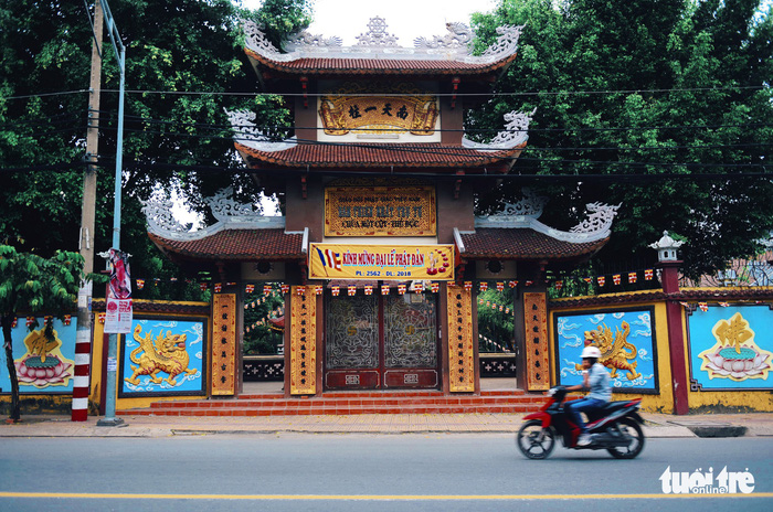 Mùa Phật Đản đi lễ chùa Một Cột tại Sài Gòn - Ảnh 1.