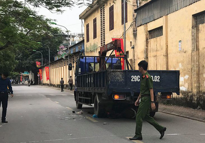 Xe tải lùi cuốn cả gia đình vào gầm, thai nhi rớt ra khỏi bụng mẹ - Ảnh 2.