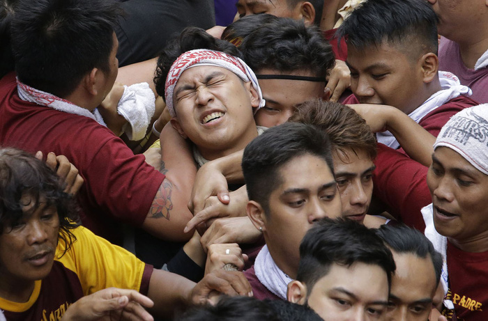 Chen lấn kinh hoàng tại lễ hội Black Nazarene ở Philippines - Ảnh 6.