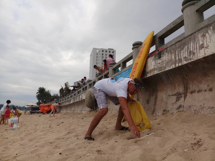 Nhóm khách Nga dọn rác trên bãi biển Nha Trang - Ảnh 2.