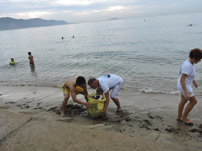 Nhóm khách Nga dọn rác trên bãi biển Nha Trang - Ảnh 5.