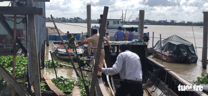 Hàng trăm người tìm kiếm đại úy công an mất tích trên sông Hậu - Ảnh 1.