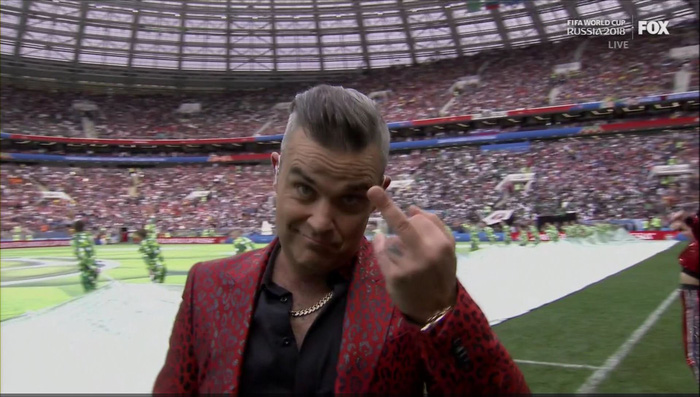 Giơ ‘ngón tay thối’ tại World Cup Robbie Williams có thể bị phạt tiền - Ảnh 2.