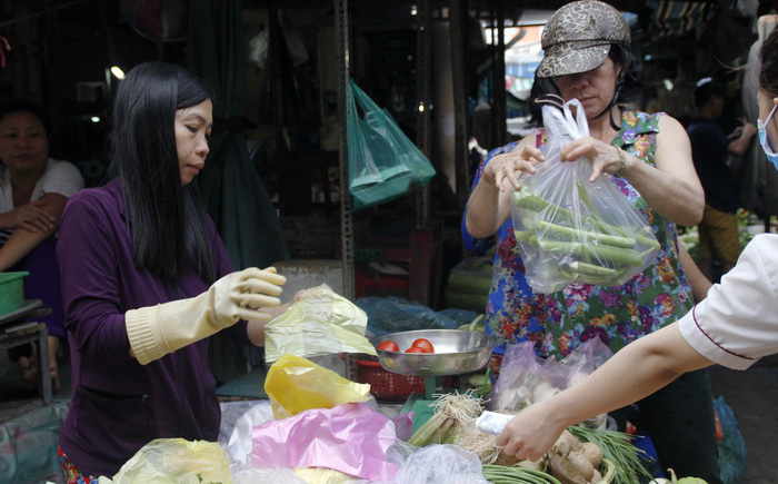 Sao lại buộc người buôn bán nhỏ phải ngồi chỗ riêng trong chợ? - Ảnh 1.