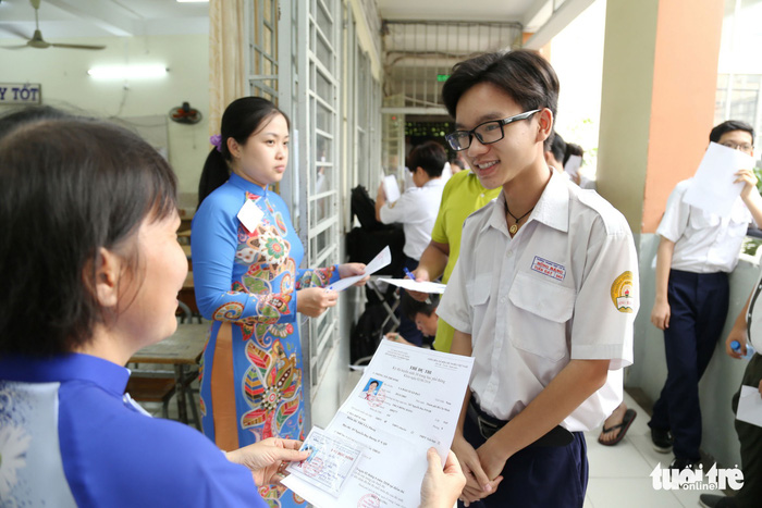 Thí sinh thi lớp 10 hồn nhiên cười đùa, mẹ cha căng thẳng - Ảnh 5.