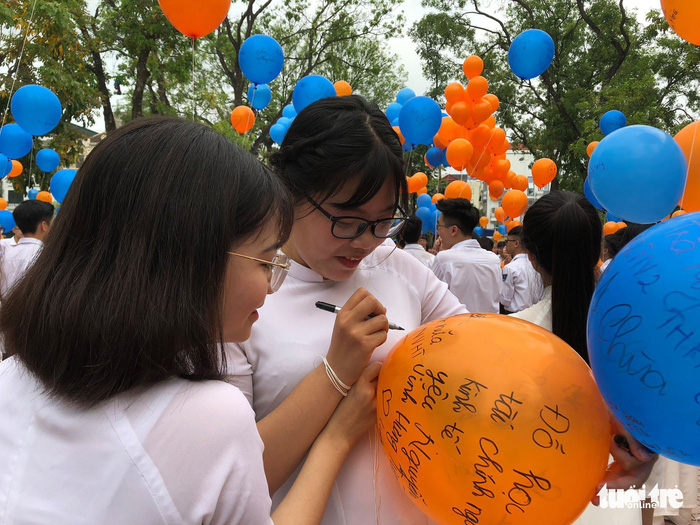 Cô giáo làm thơ vui dặn học trò đi thi - Ảnh 1.