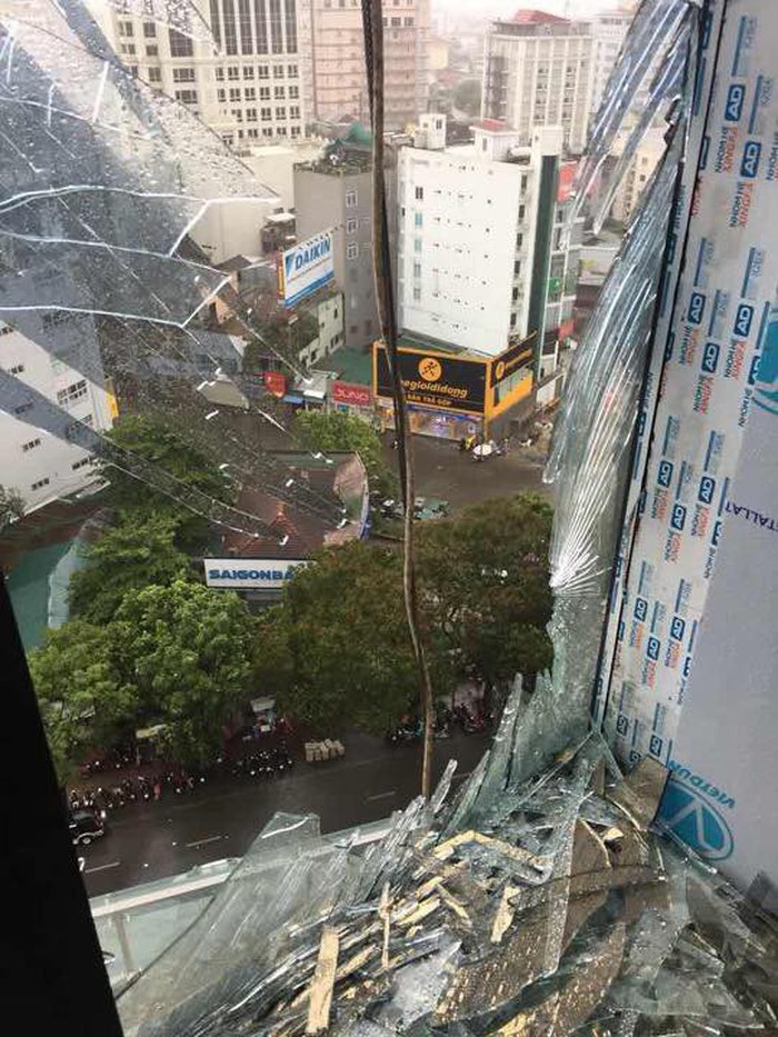 TP Huế: mưa lớn kèm gió mạnh khiến nhiều công trình hư hại - Ảnh 2.