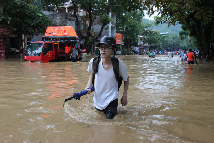 Đường ngập ngang bụng, thí sinh Hà Giang dầm mình đến phòng thi - Ảnh 2.