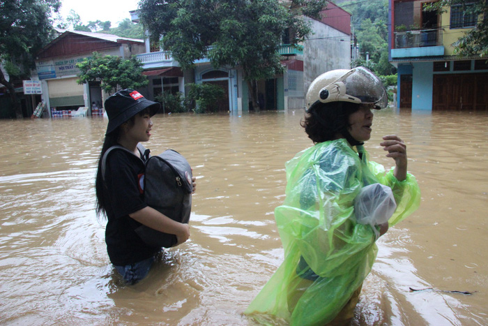 Đường ngập ngang bụng, thí sinh Hà Giang dầm mình đến phòng thi - Ảnh 3.