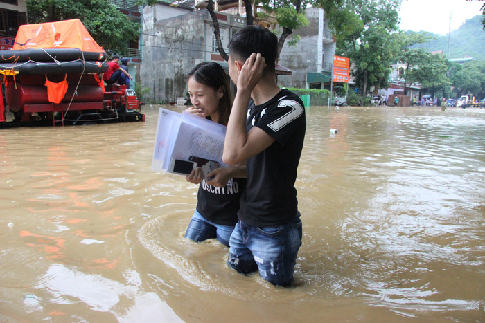 Đường ngập ngang bụng, thí sinh Hà Giang dầm mình đến phòng thi - Ảnh 4.