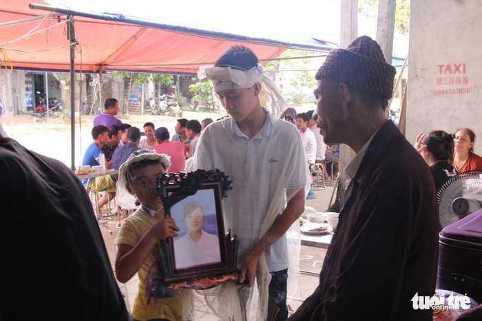 Mẹ lên trời rồi, không ở với con nữa - Ảnh 2.