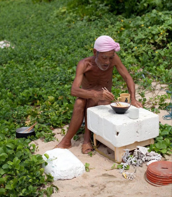 Ông lão sống trần truồng trên đảo hoang một mình gần 30 năm - Ảnh 4.