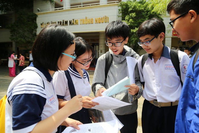 Thí sinh thi lớp 10 TP.HCM nói đề toán bình thường nhưng dài - Ảnh 1. Thí sinh thi lớp 10 TP.HCM nói đề toán bình thường nhưng dài - Ảnh 1.