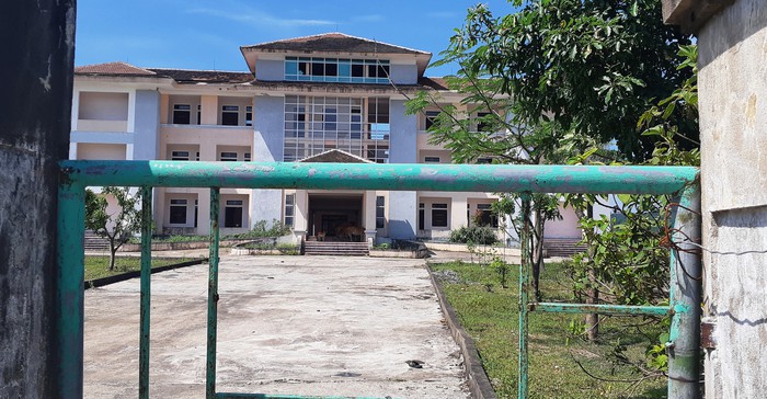 Trụ sở xã, trường học xây 33 tỉ bỏ hoang cho... bò trú nắng - Ảnh 2. Trụ sở xã, trường học xây 33 tỉ bỏ hoang cho... bò trú nắng - Ảnh 2.