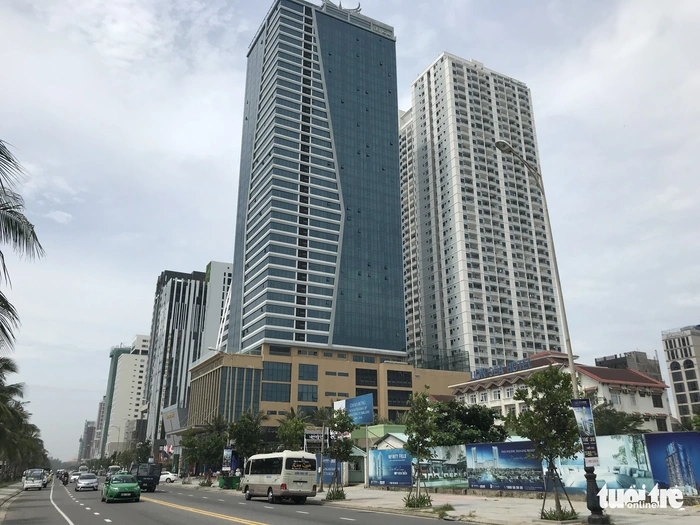 Mường Thanh Đà Nẵng không tự giác tháo dỡ công trình vi phạm - Ảnh 1.
