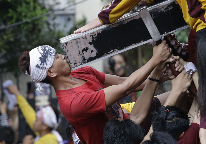 Chen lấn kinh hoàng tại lễ hội Black Nazarene ở Philippines - Ảnh 7.