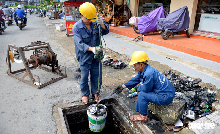 Lãnh đạo TP.HCM nghẹn ngào xin lỗi công nhân thoát nước - Ảnh 1.