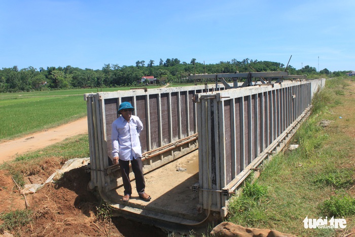 Kênh chục tỉ dang dở, lúa nứt nẻ trông mưa - Ảnh 1.