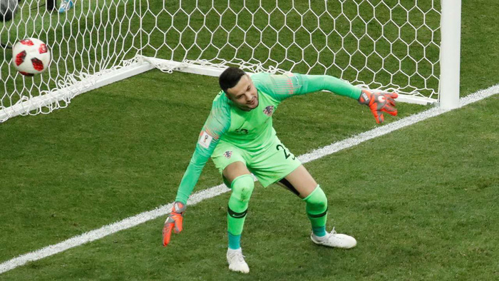Mưa bàn thắng chung kết World Cup do thủ môn lười biếng của Croatia - Ảnh 2.
