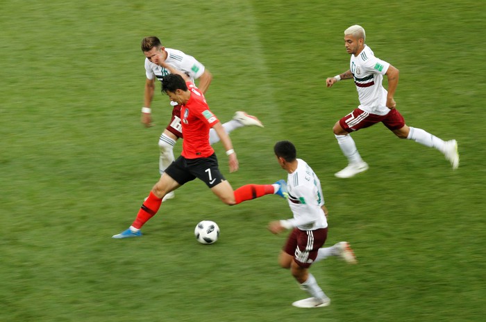Ấn tượng tuyệt đẹp từ 4 đội bóng rời World Cup về nước sớm - Ảnh 5.