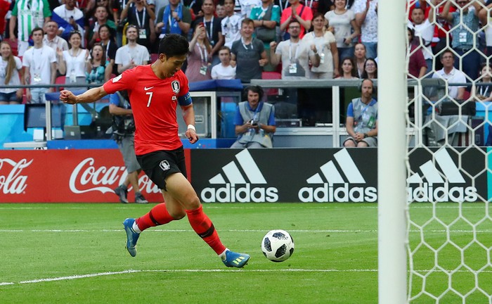Ấn tượng tuyệt đẹp từ 4 đội bóng rời World Cup về nước sớm - Ảnh 4.