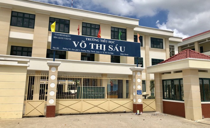 Ngủ trước cổng trường tranh suất lớp 1 bán trú cho con - Ảnh 3.
