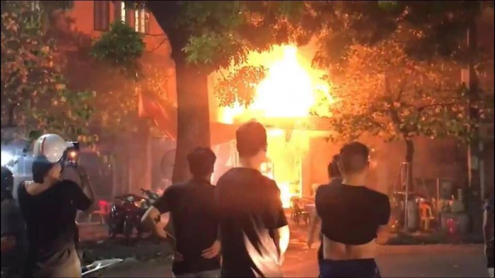 Cháy quán bia trên đường Quán Sứ, Hà Nội - Ảnh 1.