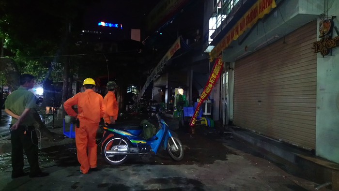Cháy quán bia trên đường Quán Sứ, Hà Nội - Ảnh 2.