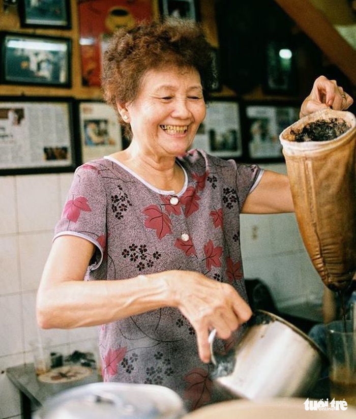Cà phê vợt có gì khiến bạn trẻ Sài Gòn mê đắm? - Ảnh 2.