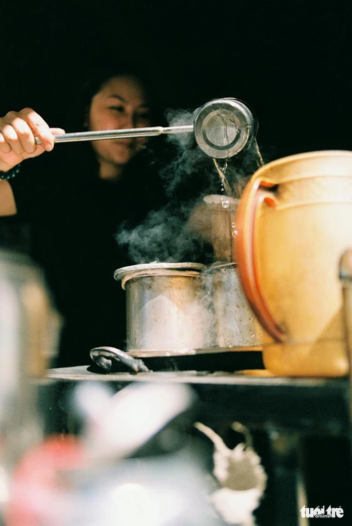 Cà phê vợt có gì khiến bạn trẻ Sài Gòn mê đắm? - Ảnh 1.
