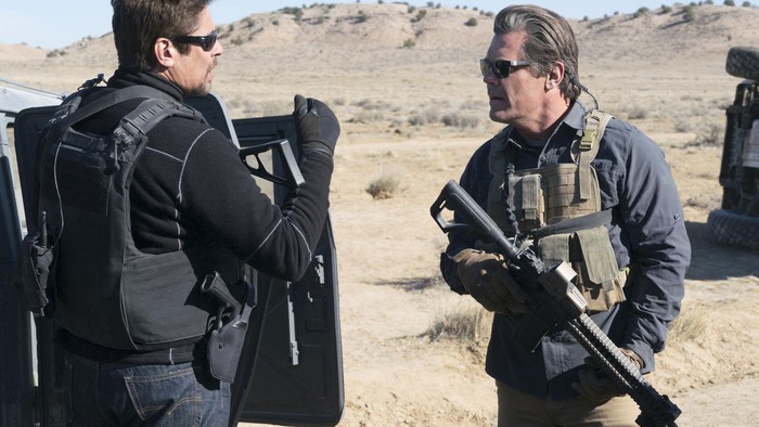 Sicario 2: Soldado: Một bộ phim đầy ắp súng đạn bạo lực và chiêu bẩn - Ảnh 2.
