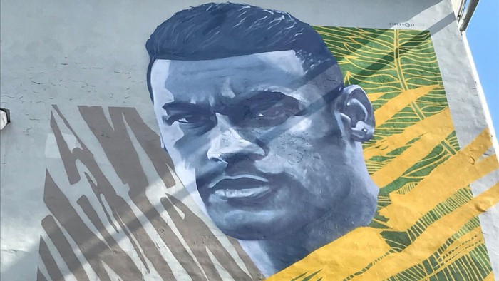 Thành phố ám quẻ, cầu thủ cứ lên hình graffiti là... về nước - Ảnh 5.