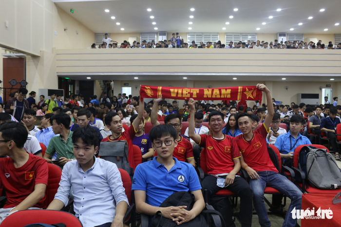 Người hâm mộ đội U-23 Việt Nam chờ trận bán kết lịch sử - Ảnh 7.