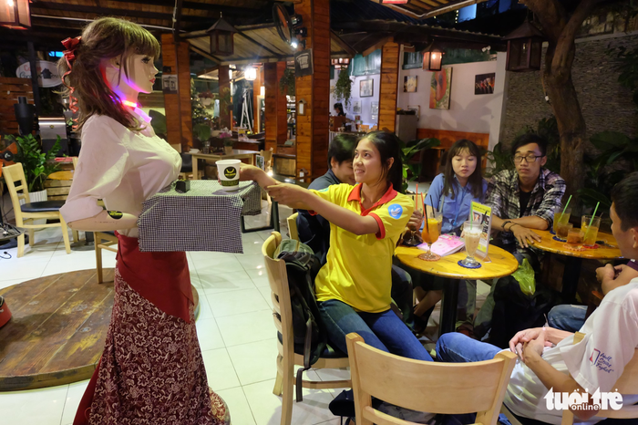 Robot Cô Ba chạy sô nhà hàng ở Sài Gòn - Ảnh 6.