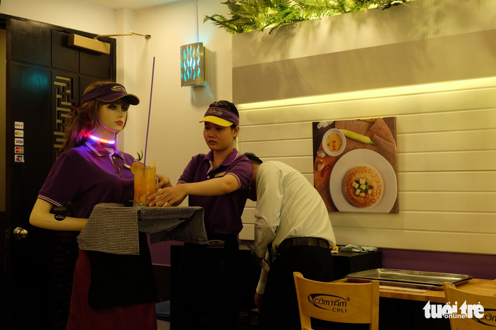 Robot Cô Ba chạy sô nhà hàng ở Sài Gòn - Ảnh 3.