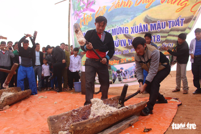 Người Mông giã bánh giầy đón Tết - Ảnh 3.