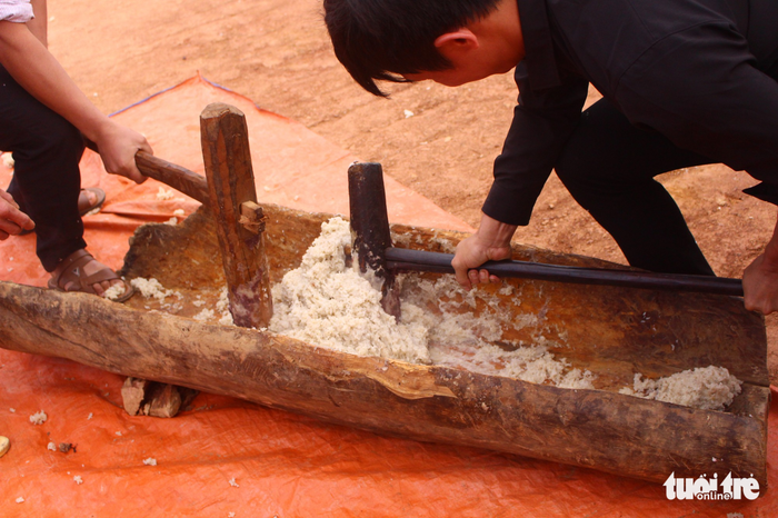 Người Mông giã bánh giầy đón Tết - Ảnh 4.