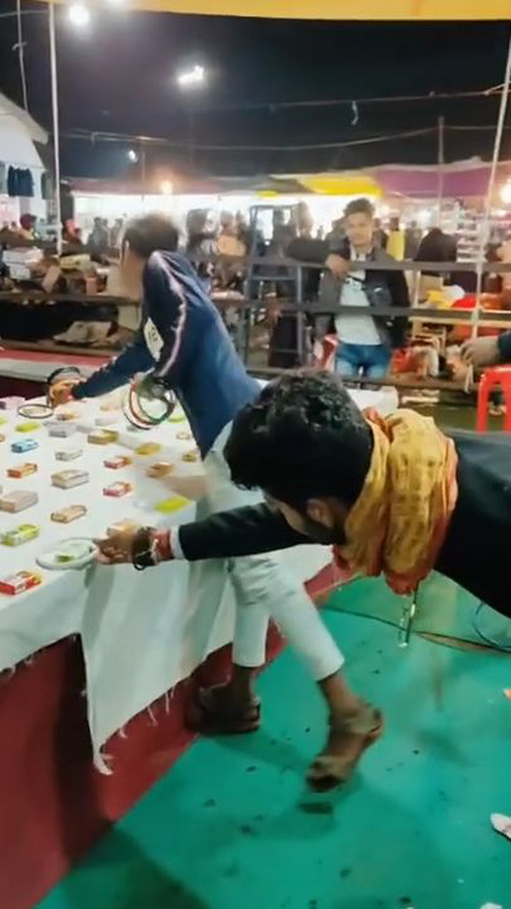 Thanh niên gian lận khi chơi game trong hội chợ