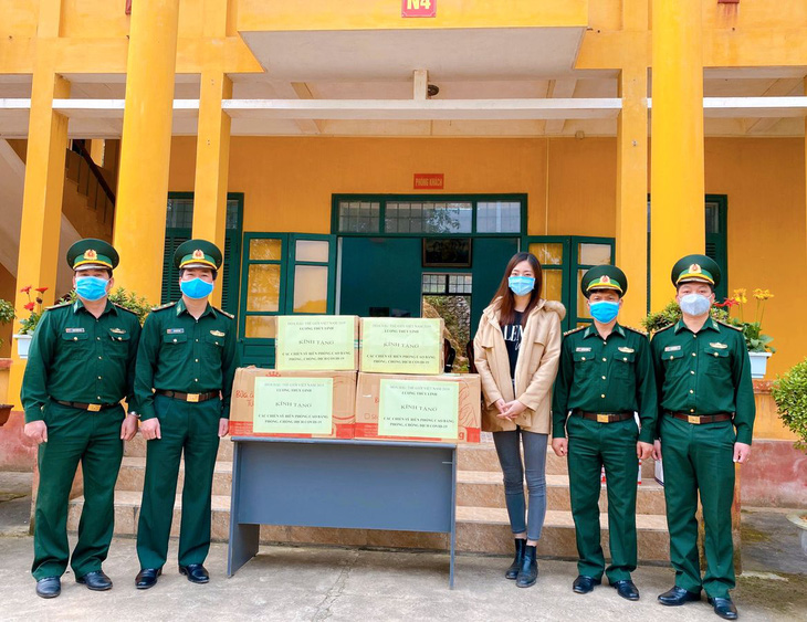 Người đẹp Lương Thuỳ Linh mang niềm vui đến với các chàng bộ đội  chống dịch tại  biên giới Cao Bằng