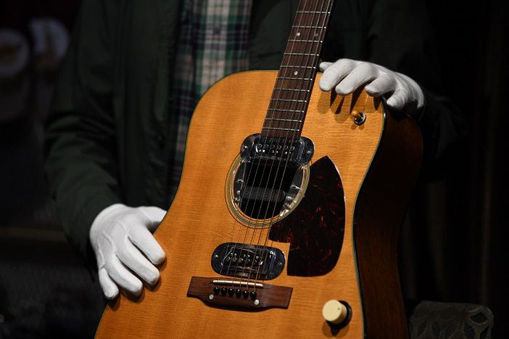 Chi 6 triệu đôla để sở hữu cây guitar của Kurt Cobain