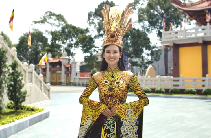 Quốc phục ‘Mẹ Âu Cơ’ của Thái Thị Hoa đoạt giải nhất tại 