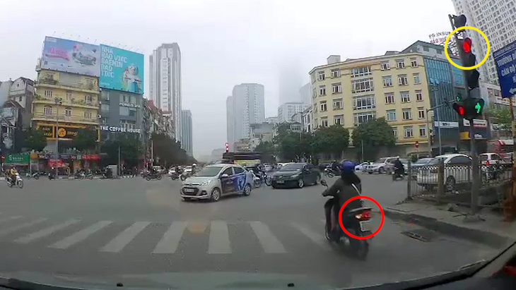 Cô gái chạy xe máy xi-nhan trái rồi đủng đỉnh vượt đèn đỏ ở ngã tư
