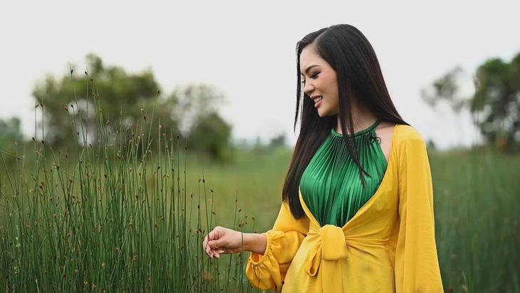 Vân Anh giới thiệu ống hút cỏ bảo vệ môi trường tại Miss Earth