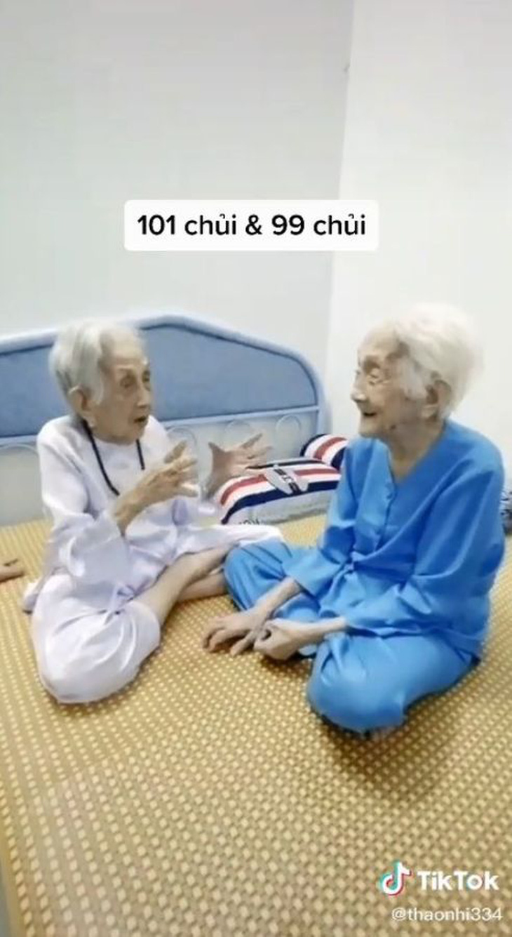 Clip cụ bà 101 tuổi mai mối cho em gái 99 tuổi