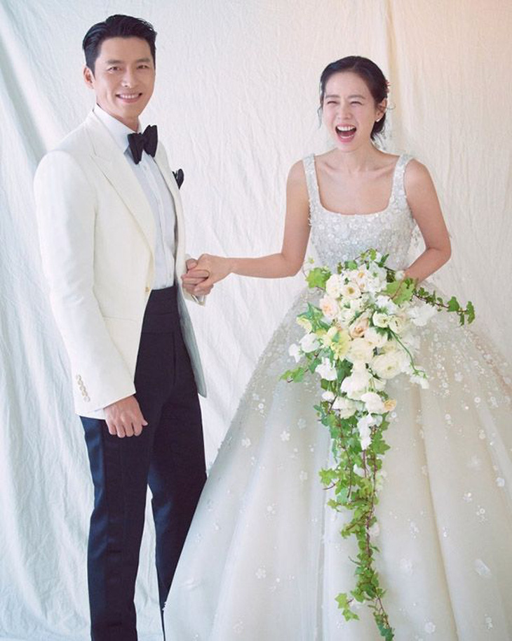 Son Ye Jin tươi cười bên Hyun Bin trước giờ cưới