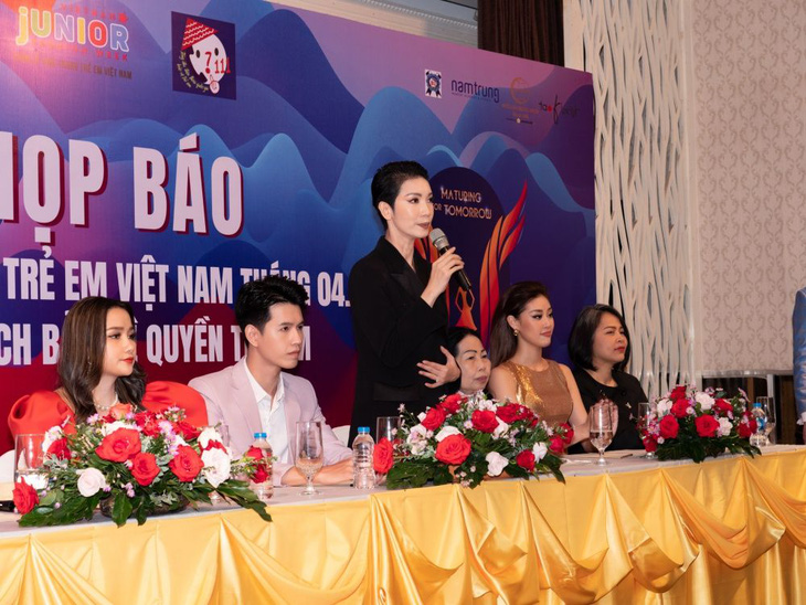 Hậu drama, Xuân Lan mời học trò Hà Anh, Hương Giang diễn thời trang